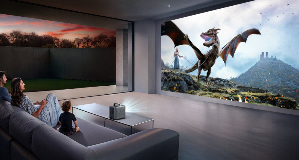 Projektor NEBULA Cosmos Laser 4K SE - Obraz 4K i intensywne kolory, projektor wyświetla obraz na ścianie w salonie