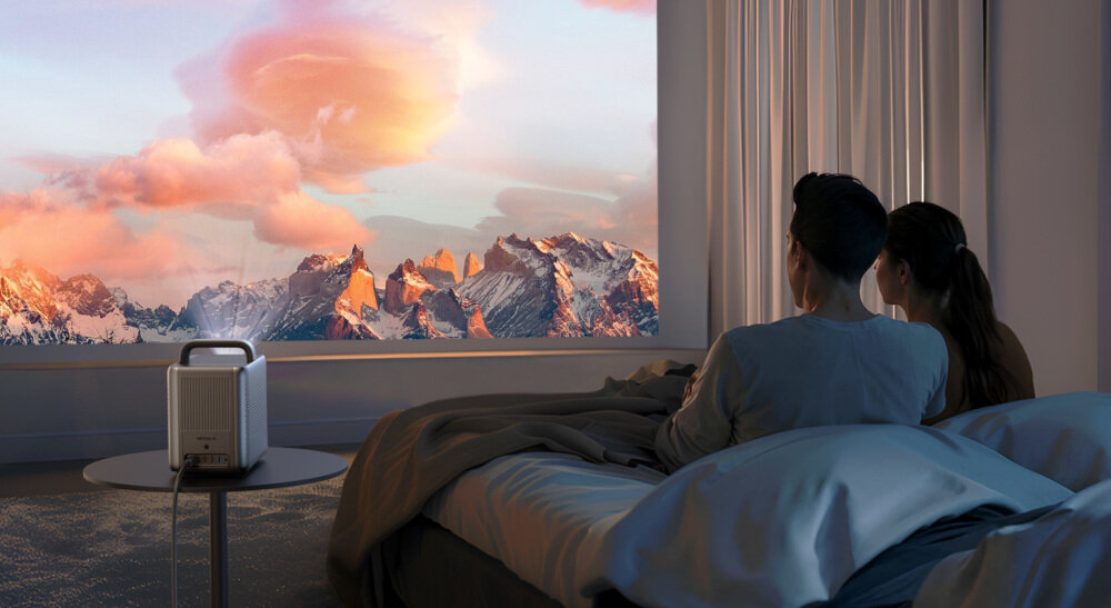 Projektor NEBULA Cosmos Laser 4K SE - Płynność i szczegóły ruchu, projektor wyświetla obraz na ścianie w sypialni
