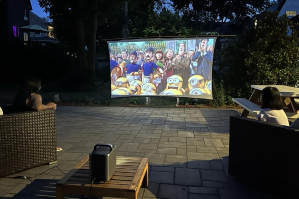 Projektor NEBULA Cosmos Laser 4K SE - Potężny dźwięk bez dodatkowych głośników, projektor wyświetla obraz na tarasie
