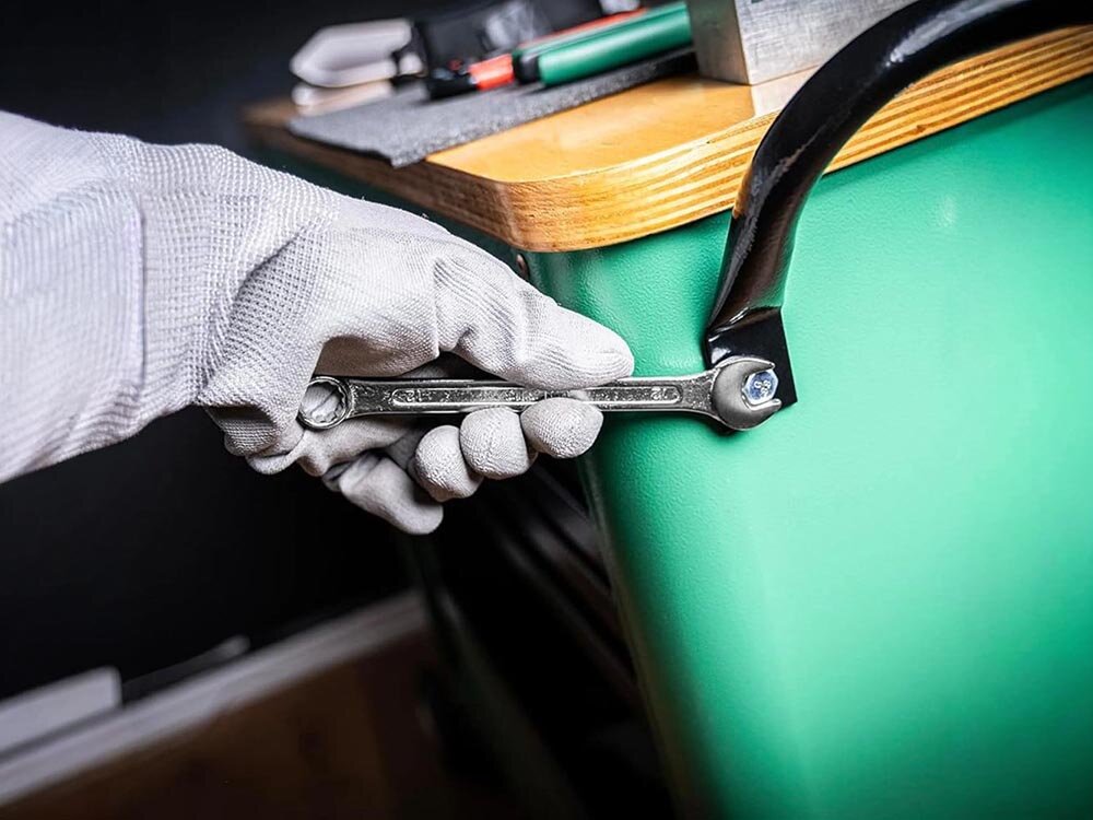 Zestaw kluczy płasko-oczkowych EXTRALINK 1291 (8 elementów), chwyt, ergonomia, kąt, precyzja, dłoń dokręca kluczem kabel elektryczny do ściany