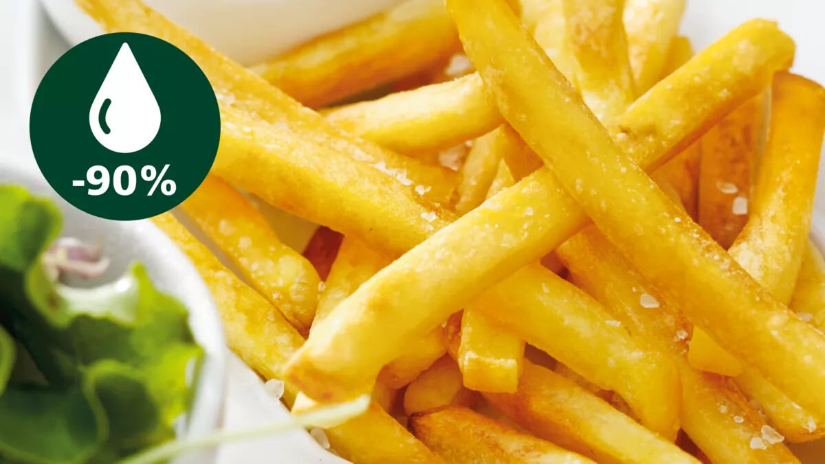 Air Fryer Frytkownica beztłuszczowa PHILIPS Ovi Mini Seria 3000 HD9200/90 Na zdjęciu widoczne są chrupiące frytki, obok których umieszczono zielony symbol z kroplą i informacją o 90-procentowej redukcji