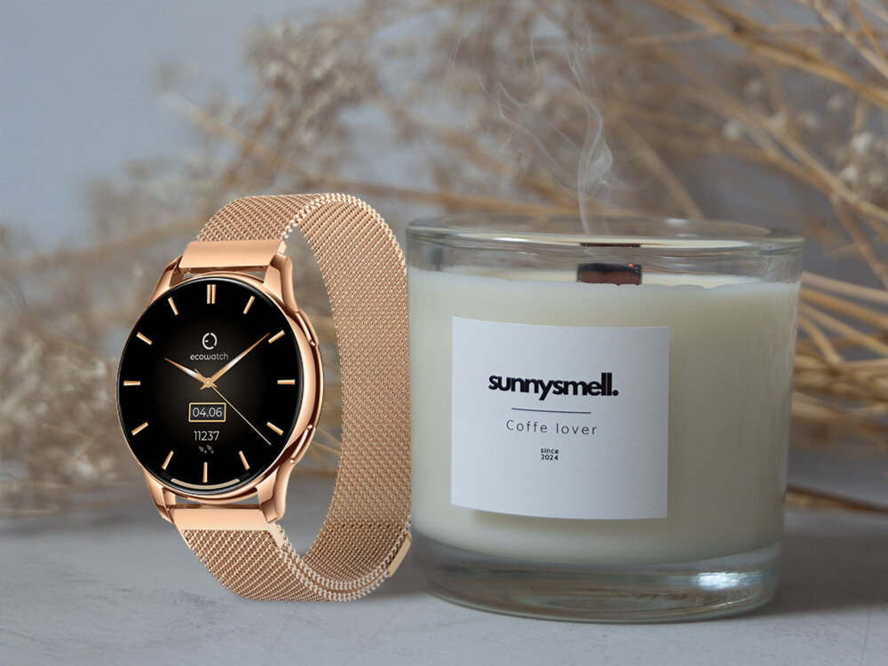 Smartwach MAXCOM Ecowatch 3 Złoty + Świeca Sojowa Sunnysmell obok świeczki