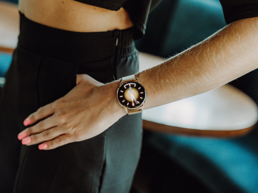 Smartwach MAXCOM Ecowatch 3 Złoty + Świeca Sojowa Sunnysmell na ręku modelki