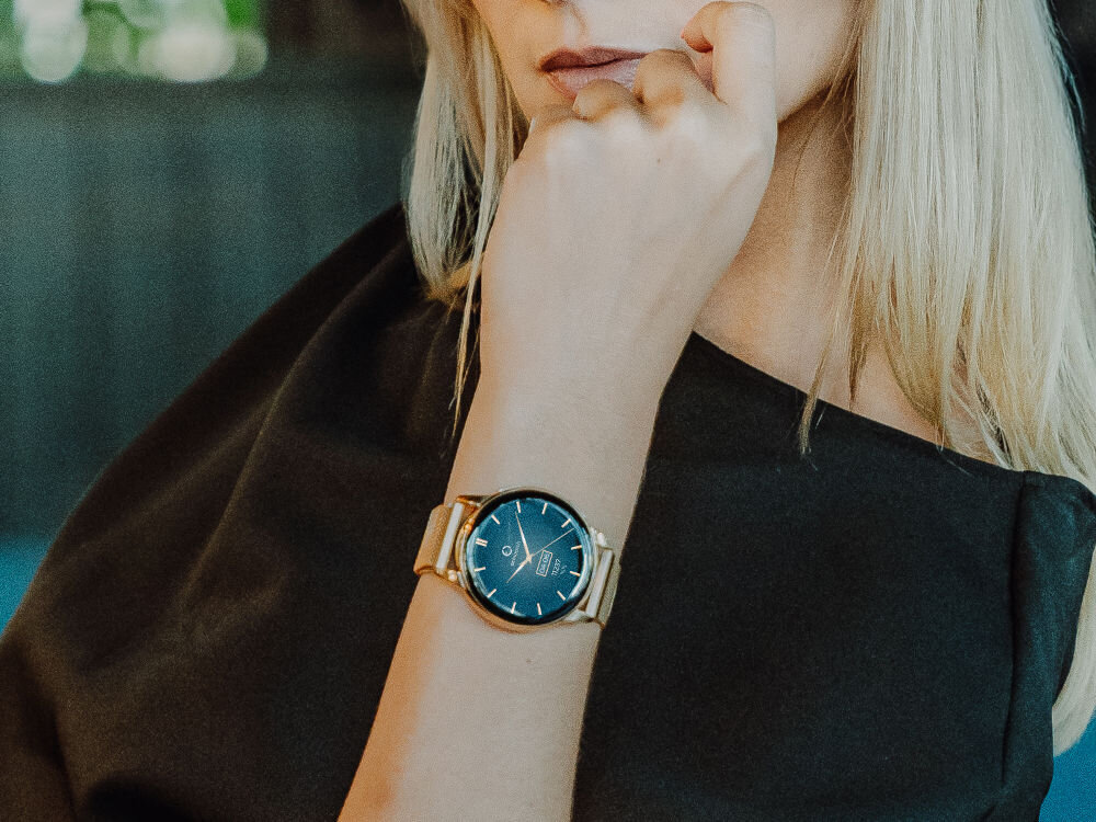 Smartwach MAXCOM Ecowatch 3 Złoty + Świeca Sojowa Sunnysmell na ręku modelki