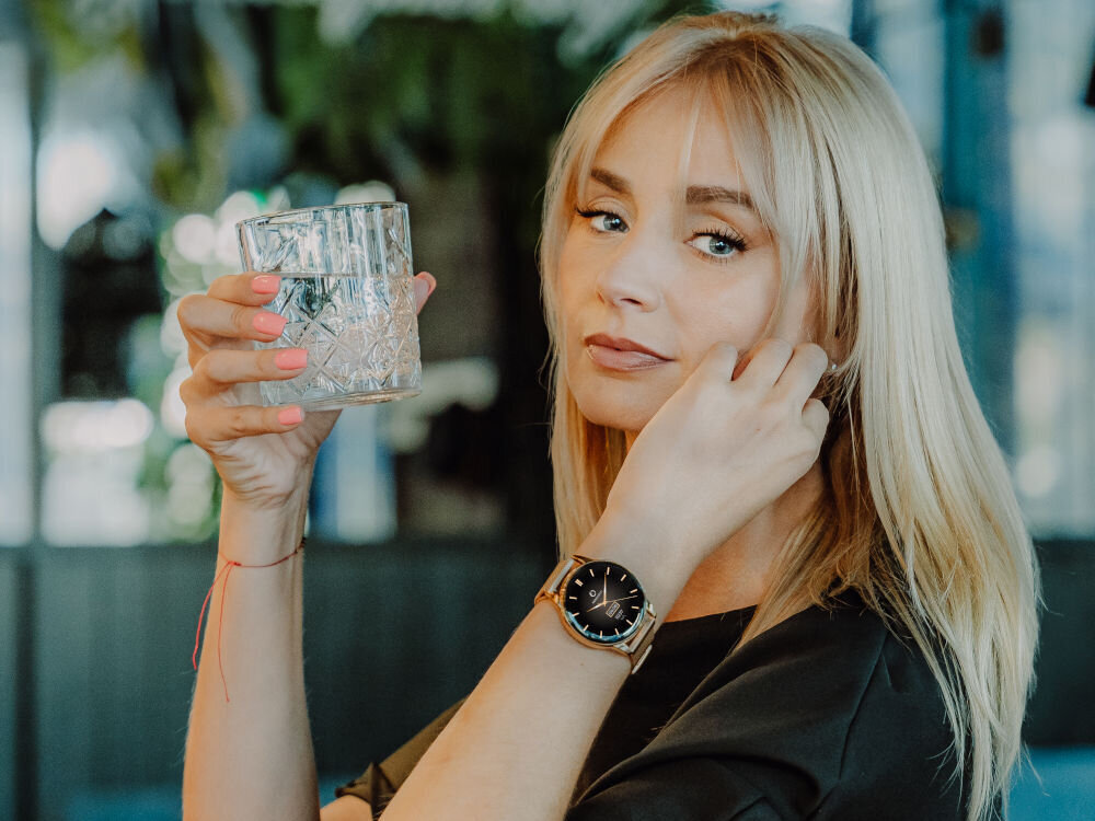 Smartwach MAXCOM Ecowatch 3 Złoty + Świeca Sojowa Sunnysmell na ręku modelki