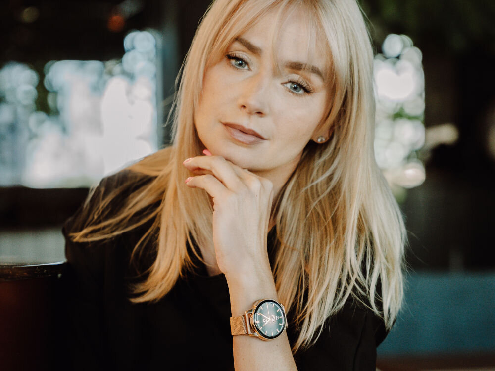 Smartwach MAXCOM Ecowatch 3 Złoty + Świeca Sojowa Sunnysmell na ręku modelki