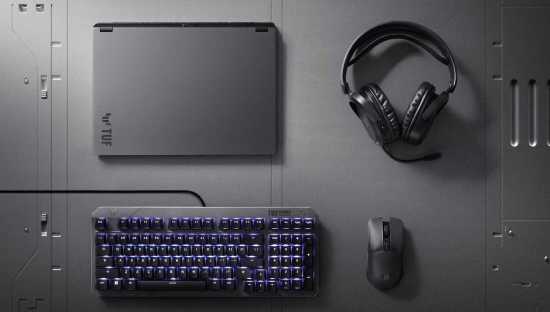 Klawiatura, mysz i zestaw słuchawkowy na stole obok laptopa ASUS TUF Gaming A14. - AMD Ryzen, NVIDIA GeForce RTX, Pamięć LPDDR5X