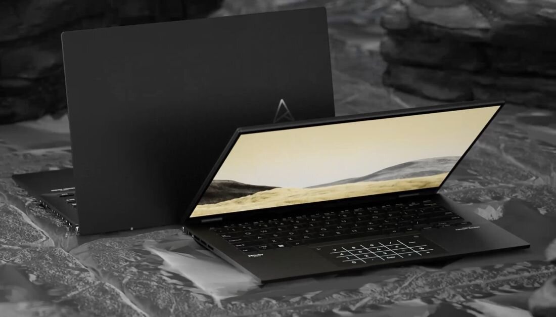 Dwa laptopy ASUS ZenBook UM3402 w kolorze czarnym, jeden otwarty z widocznym ekranem, drugi zamknięty, oba ustawione na powierzchni o kamiennej fakturze.     