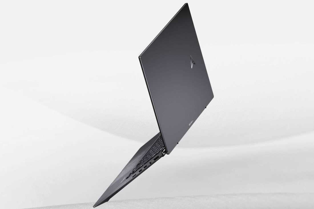 Laptop ASUS ZenBook UM3402 w kolorze czarnym, lekko otwarty, prezentacja smukłej obudowy na jasnym tle.