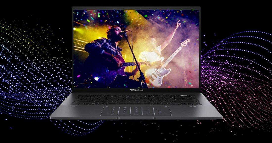 Laptop ASUS ZenBook UM3402 z wyświetlaczem przedstawiającym koncert na żywo, kolorowe światła i efekty wizualne, klawiatura z podświetlanym panelem numerycznym, tło z dynamicznymi falami dźwiękowymi – technologia Dolby Atmos.   