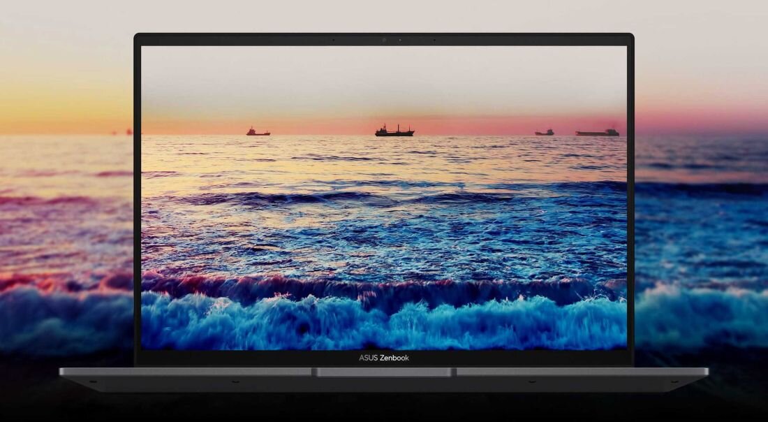 Laptop ASUS ZenBook UM3402 z ekranem NanoEdge, wyświetlający panoramiczny widok morza o zachodzie słońca, cienkie ramki wokół ekranu.   