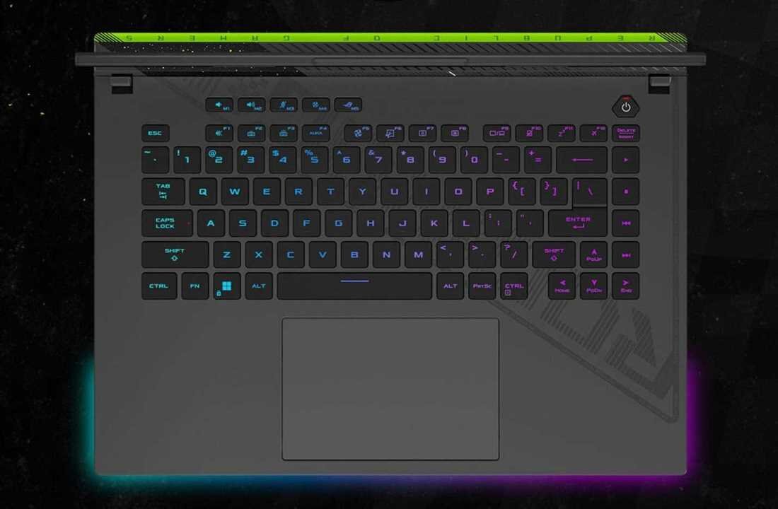 Laptop ASUS ROG Strix G16 z podświetlaną klawiaturą na czarnym tle. - pełnowymiarowa klawiatura Overstroke 