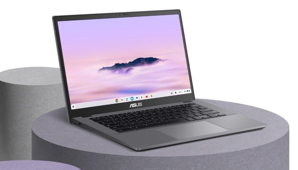 Laptop ASUS Chromebook Plus CX3402CVA-PQ0047 Laptop w ciemnym kolorze umieszczony na geometrycznych, betonowych platformach, obudowa, testy MIL-STD-810H, wytrzymałość, waga, zawias