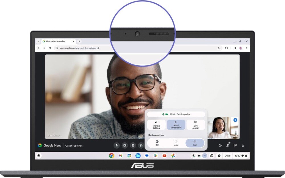 Laptop ASUS Chromebook Plus CX3402CVA Laptop w trybie wideokonferencji, z widocznym na ekranie mężczyzną w okularach i interfejsem aplikacji do spotkań online. W górnej części obudowy zaznaczona kamerka internetowa z przesłoną prywatności, kamera internetowa, przesłona obiektywu, wsparcie AI