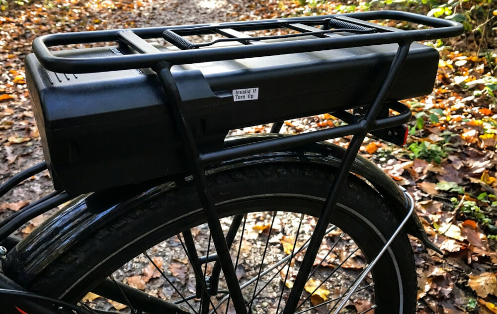 Bateria do roweru elektrycznego INDIANA 2501010006 36V zbliżenie na bagażnik bateria na bagażniku energia wsparcie