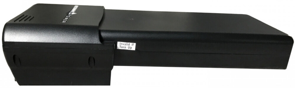 Bateria do roweru elektrycznego INDIANA 2501010006 36V bateria na białym tle widoczna z boku bateria o napięciu 36 V i pojemności 17,5 Ah (630 Wh) do rowerów elektrycznych INDIANA z silnikiem o mocy 250 W wejście 5,5 x 2,1 mm wyjście EC5 waga około 3,31 kg