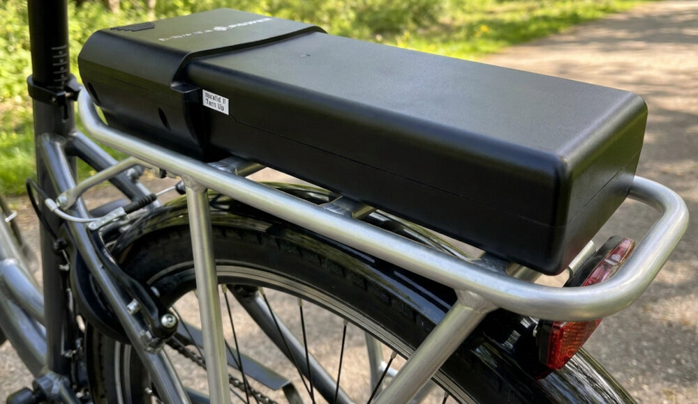 Bateria do roweru elektrycznego INDIANA 2501010006 36V zbliżenie na bagażnik bateria na bagażniku ogniwa litowo-jonowe Greenway technologia Li-Ion