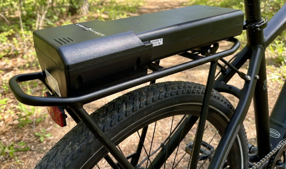 Bateria do roweru elektrycznego INDIANA 2501010006 36V zbliżenie na bagażnik bateria na bagażniku system SMART BMS ogranicza ryzyko przegrzania nadmiernego naładowania lub rozładowania większa kontrola nad eksploatacją