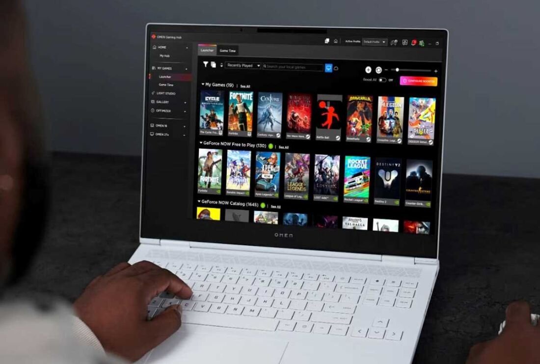 Osoba korzystająca z laptopa, na którym otwarta jest aplikacja OMEN Gaming Hub. - OMEN Gaming Hub, optymalizacji wydajności
