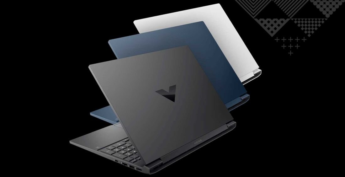 Laptop HP Victus 15 - Trzy laptopy w różnych odcieniach umieszczone na czarnym tle, podkreślające minimalistyczny i elegancki wygląd.