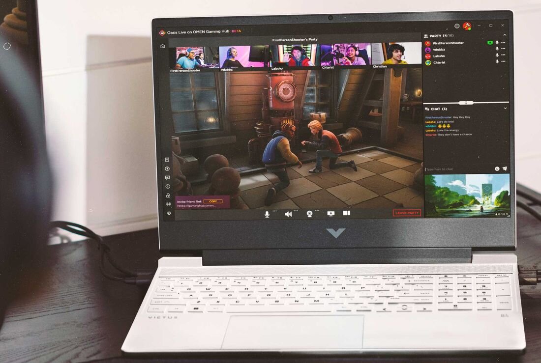 Laptop HP Victus 15 - Laptop z uruchomioną grą wideo, ukazujący żywe kolory i dynamiczne elementy rozgrywki. Matryca IPS, Full HD  