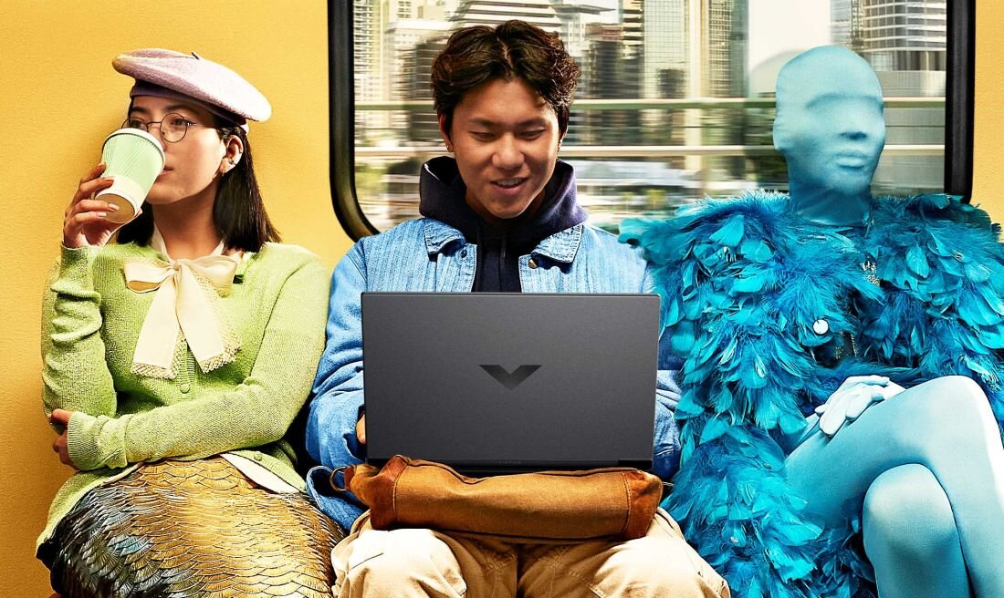 Laptop HP Victus 16 - Mężczyzna i kobieta współpracują przy laptopie, siedząc w pociągu, pokazujący produktywność w podróży. 