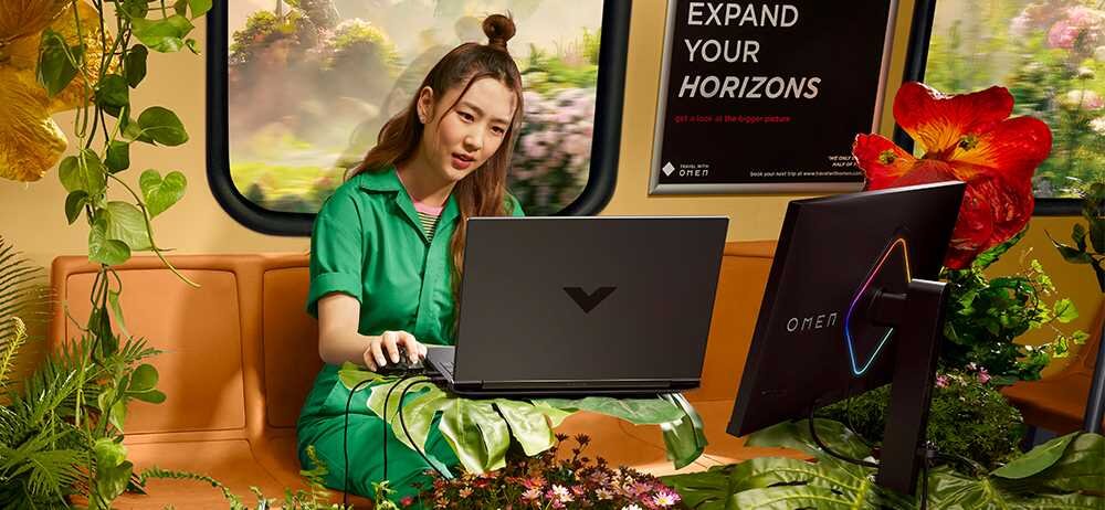 Laptop HP Victus 16 - Kobieta z laptopem siedząca w autobusie, zaabsorbowana swoimi zadaniami podczas podróży.   