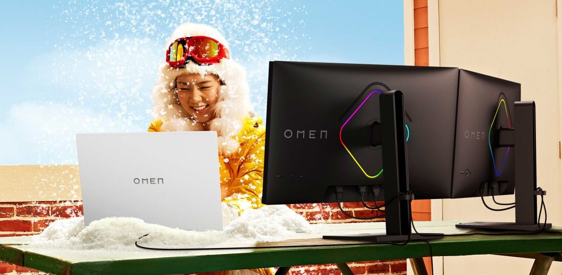 Kobieta siedzi na krześle przed monitorem laptopa HP Omen 16, skupiona na pracy. NVIDIA GeForce RTX, NVIDIA Ada Lovelace