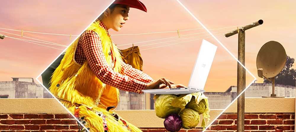 Laptop HP Omen 16 - Laptop HP Omen 16 z otwartą klapą, charakteryzujący się żywym i kolorowym wzorem.
