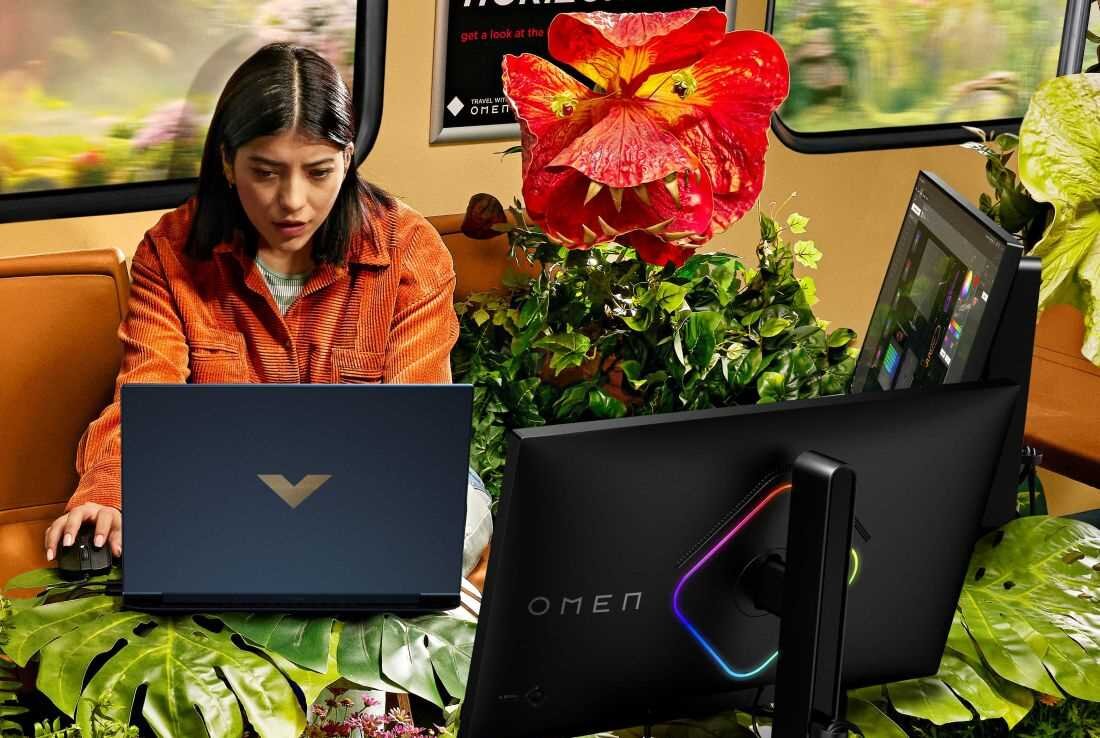 Laptop HP Victus 16 - Kobieta korzystająca z laptopa HP Victus 16 w pociągu, siedząca wygodnie w fotelu, z widokiem na zewnętrzny krajobraz. AMD Ryzen NVIDIA GeForce RTX