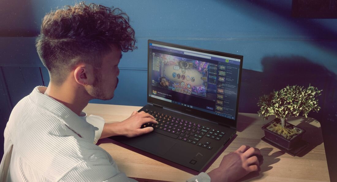 Laptop HP Omen 17 - Mężczyzna pracuje przy biurku, korzystając z laptopa HP Omen 17. 