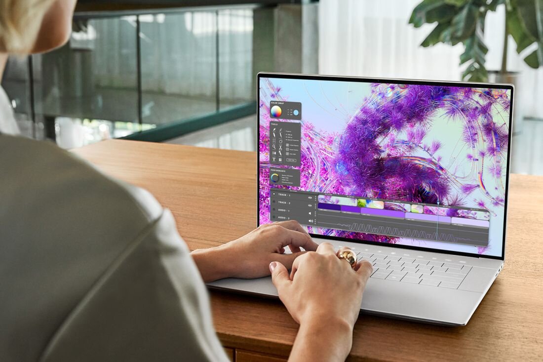 Kobieta korzysta z laptopa DELL XPS 9640. - Intel Core Ultra NVIDIA GeForce RTX RAM LPDDR5X SSD PCIe NVMe 4.0