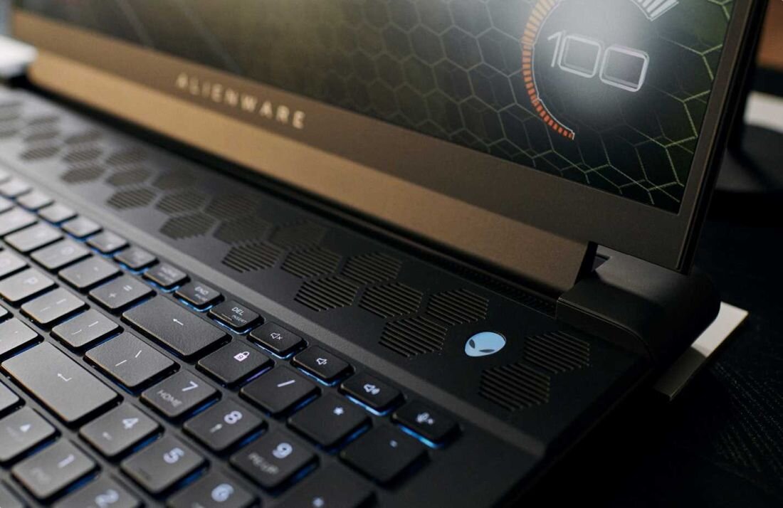 Laptop DELL Alienware M18 R2 18R2 - Zbliżenie na klawiaturę laptopa DELL Alienware M18.