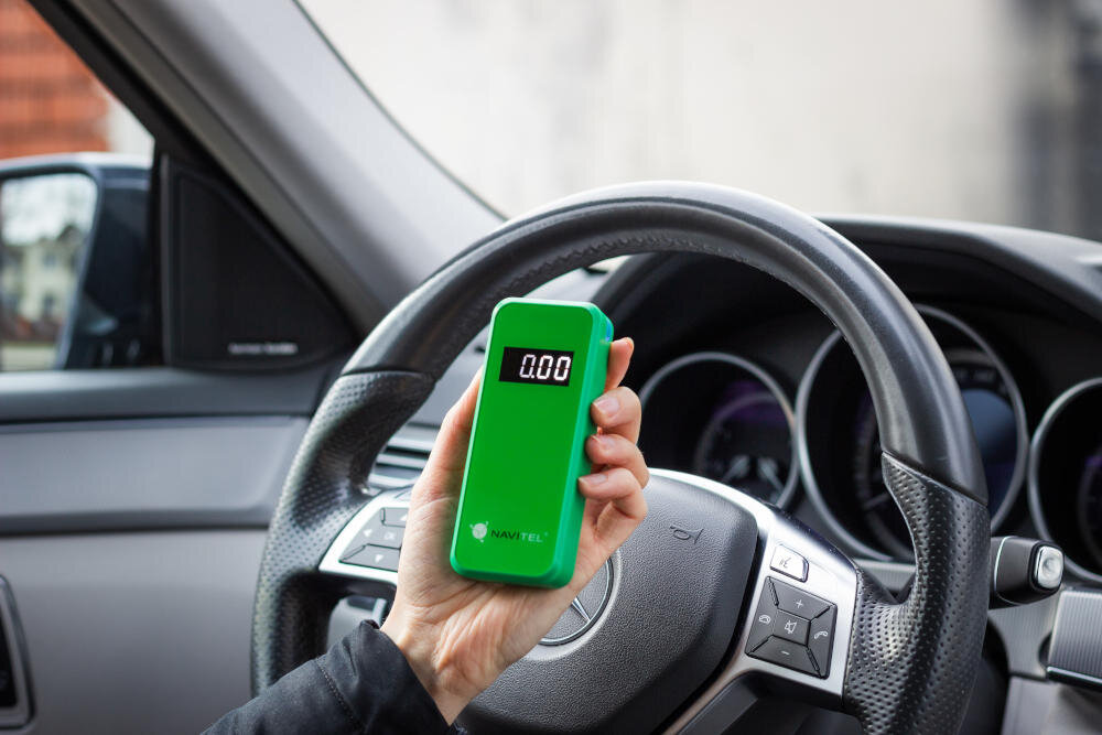 Alkomat NAVITEL ALC02 Zielony Kompaktowe wymiary rozmiar waga poręczny eleganckie etui przechowywanie transport