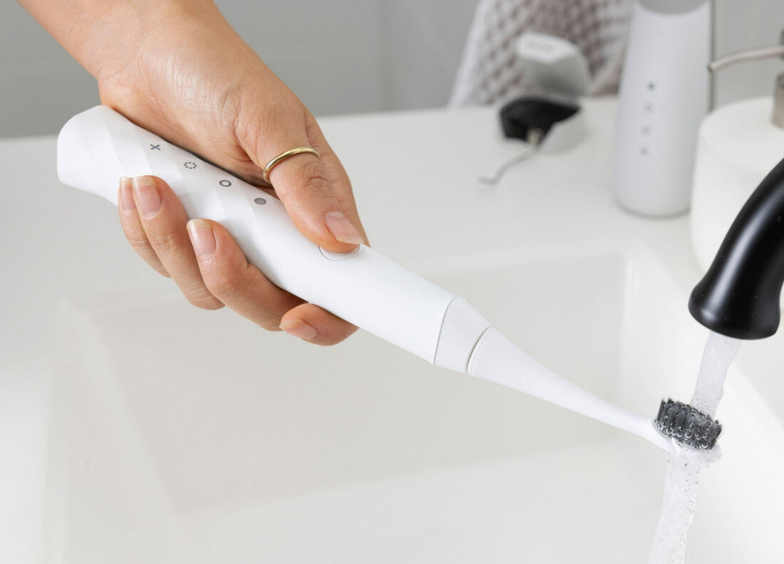 Szczoteczka soniczna BURST Oral Care Biały Delikatność i precyzja Miękkie, czarne stożkowe włosie przestrzenie międzyzębowe dziąsła są chronione czyszczenie skuteczne