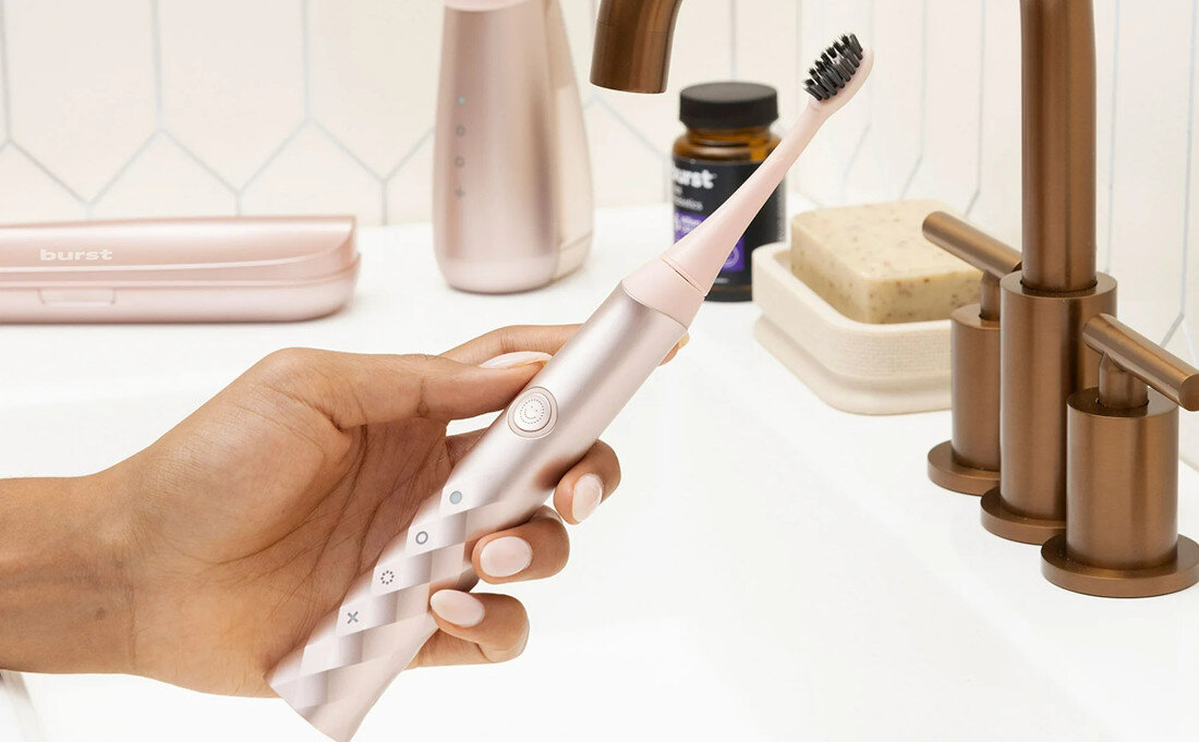 Szczoteczka soniczna BURST Oral Care Różowo-złoty technologia soniczna krwawienie dziąseł czas zmiana użytkowanie realna korzyść