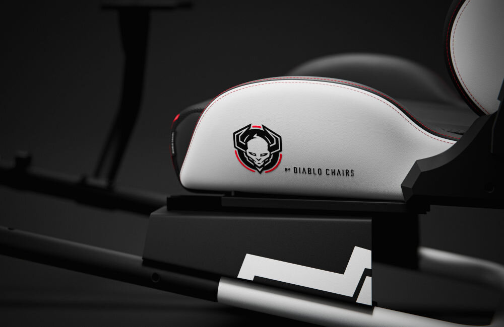 Kokpit DIABLO X-Drive Czarno-Biały pokazanie stelaża stabilna forma mocne stopki chroniące podłogę przed zarysowaniami regulowane stabilizacja na nierównym podłożu