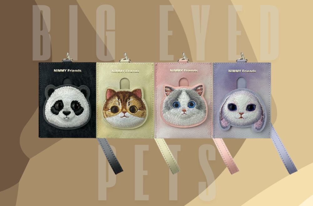 NIMMY Friends – Big Eyed Pets: etui z haftem panda, kot, królik – kolekcja z zawieszką