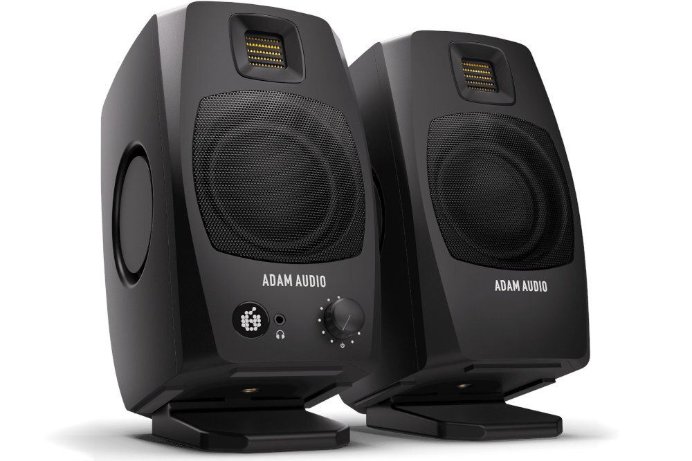Na obrazie widoczne są dwa czarne monitory aktywne z logo ADAM AUDIO. Monitory mają siatkowane osłony głośników i pokrętło regulacji na jednym z nich.