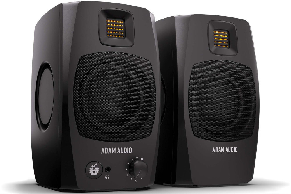 Dwa czarne monitory aktywne z widocznym logo \'ADAM AUDIO\'. Na jednym z nich znajdują się pokrętła i gniazdo słuchawkowe.