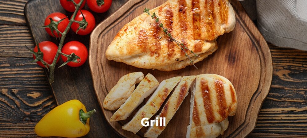 KUCHNIA MIKROFALOWA BEKO MGC20100B1  Grillowane piersi kurczaka na drewnianej desce z warzywami. Napis „Grill”