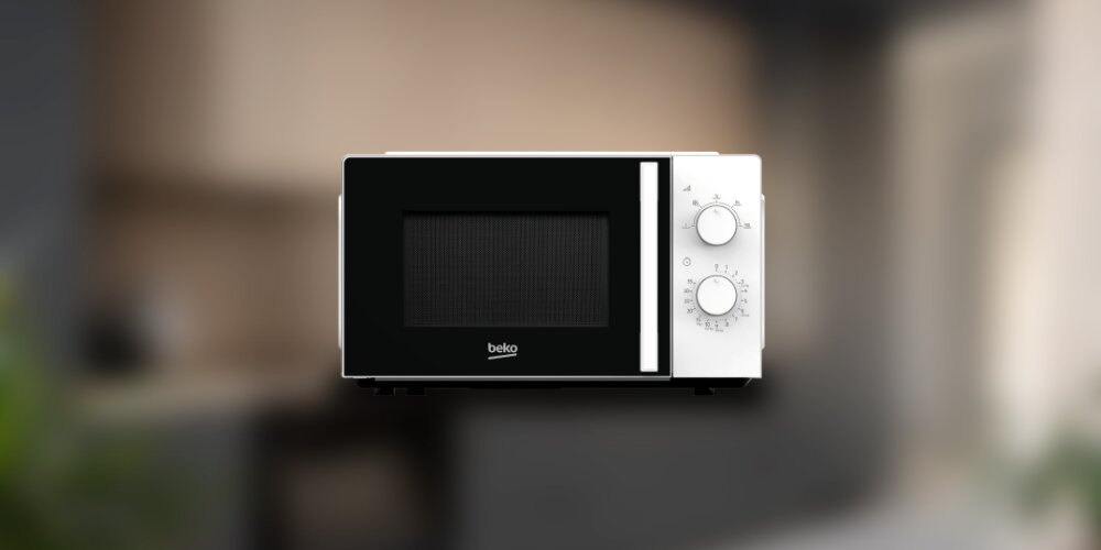 KUCHNIA MIKROFALOWA BEKO MOC20100W2 Kuchenka mikrofalowa Beko na rozmytym tle kuchni. Prosty, stalowy design