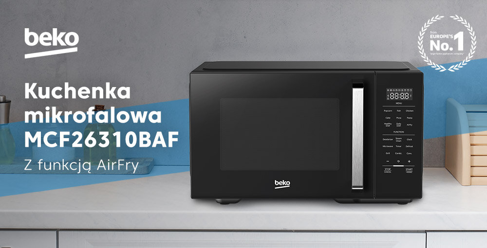 KUCHNIA MIKROFALOWA BEKO MCF26310BAF baner top logo Na zdjęciu znajduje się czarna kuchenka mikrofalowa ustawiona na jasnym blacie kuchennym. Po lewej stronie widoczny jest napis Kuchenka mikrofalowa MCF26310BAF z funkcją AirFry oraz logo firmy Beko. Na górze, po prawej stronie, widnieje emblemat „Europe’s No.1”. Kuchenka wyposażona jest w cyfrowy wyświetlacz, panel sterowania z różnymi funkcjami oraz duży, prostokątny uchwyt drzwi. Całość utrzymana jest w minimalistycznym stylu.