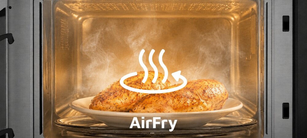 KUCHNIA MIKROFALOWA BEKO MCF26310BAF Wnętrze mikrofalówki z talerzem i kawałkami kurczaka, nad którymi widoczna jest para oraz ikona „AirFry”. Grafika podkreśla funkcję smażenia gorącym powietrzem