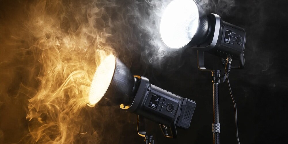 Lampy LED Ulanzi 200W włączone na statywach