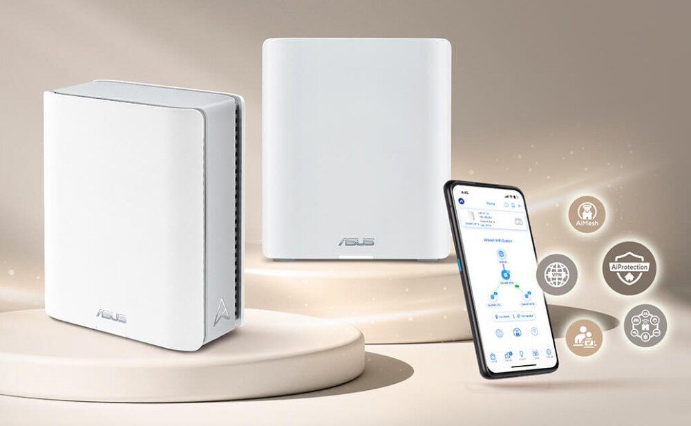 Na obrazie znajdują się dwa białe urządzenia z logo ASUS oraz smartfon z wyświetlonym interfejsem aplikacji. W tle widoczne są ikony z napisami: \'AiMesh\', \'AIProtection\'.
