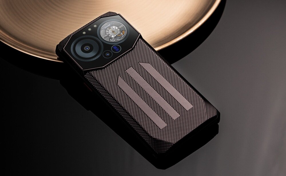 Smartfon IIIF150 B3 Pro bateria smartfon na czarnym blacie