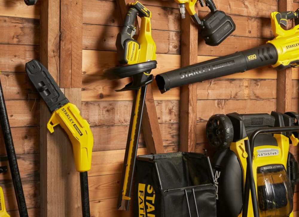 Nożyce do żywopłotu STANLEY SFMCHT855M1-QW 550mm 18V akumulatorowe szopa drewniana ściana nożyce zawieszone na ścianie wokół inne narzędzia zintegrowany hak ułatwia uporządkowane i bezpieczne przechowywanie ogranicza ryzyko przypadkowych uszkodzeń kontaktu z elementami tnącymi bezpieczeństwo