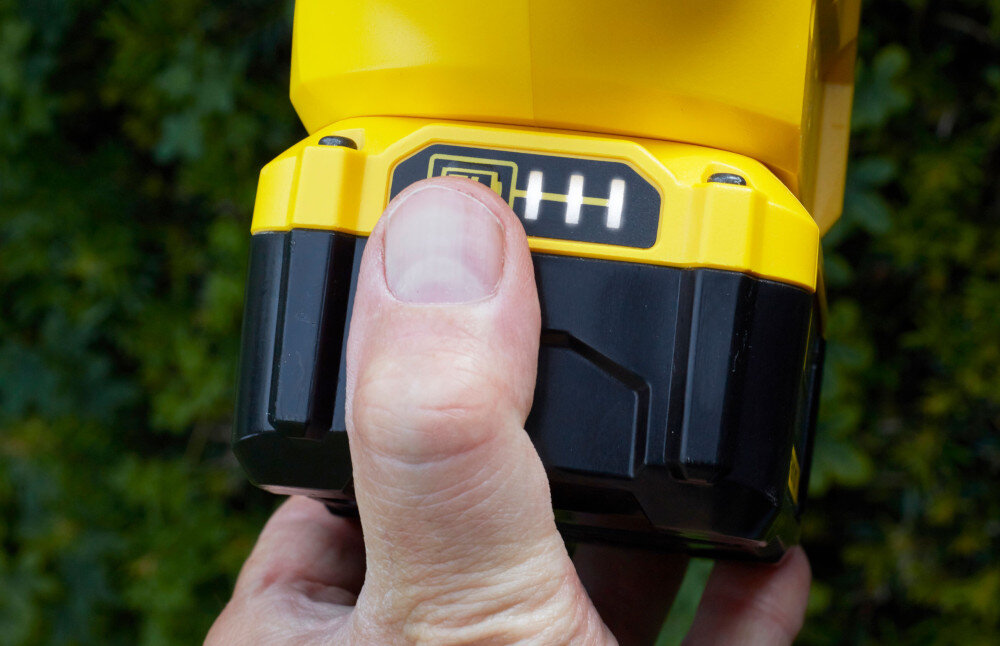 Nożyce do żywopłotu STANLEY SFMCPH845M1-QW 450mm 18V akumulatorowe zbliżenia na wskaźnik naładowania w tle ściana żywopłotu zintegrowany wskaźnik naładowania akumulatora można monitorować poziom energii użytkownik może lepiej zaplanować prace i uniknąć niespodziewanych przerw ułatwia organizację dnia