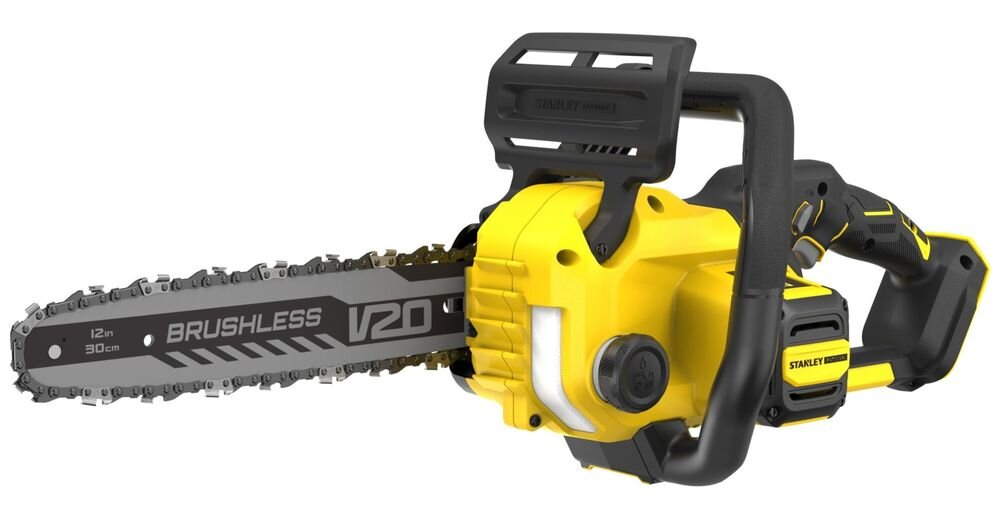 Piła akumulatorowa STANLEY 18V Fatmax V20 SFMCCS730B-XJ piła na białym tle widoczna od przodu pod skosem do regularnych prac ogrodowych przycinanie gałęzi cięcie pni usuwanie drzew powalonych przez wiatr mobilna forma